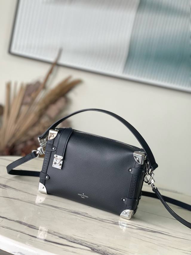 头层皮 顶级原单 M25160 黑色 创章总监Nicolas Ghesqulere以本款雅致Side Trunk中号手袋致意品牌传统硬箱 粒牛皮革包身点光滑牛皮 头层皮 顶级原单 M25160 黑色 创章总监Nicolas Ghesqulere以本款雅致Side Trunk中号手袋致意品牌传统硬箱 粒牛皮革包身点光滑牛皮