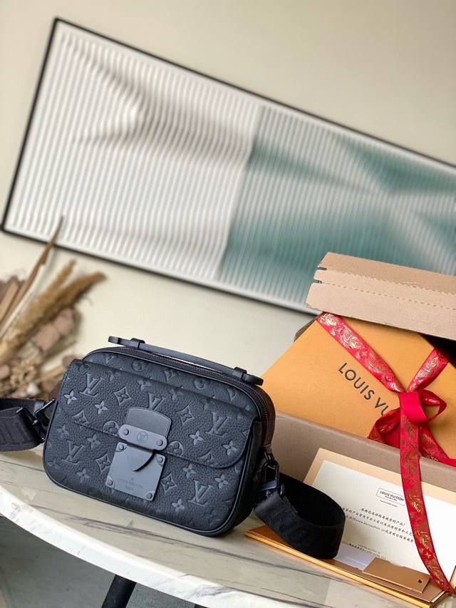 头层皮 顶级原单 M58489 全皮 本款 S Lock 邮差包由柔软 Taurillon 皮革制成 选用优雅的黑色色调 点缀品牌传统的 Monogram 压纹 头层皮 顶级原单 M58489 全皮 本款 S Lock 邮差包由柔软 Taurillon 皮革制成 选用优雅的黑色色调 点缀品牌传统的 Monogram 压纹