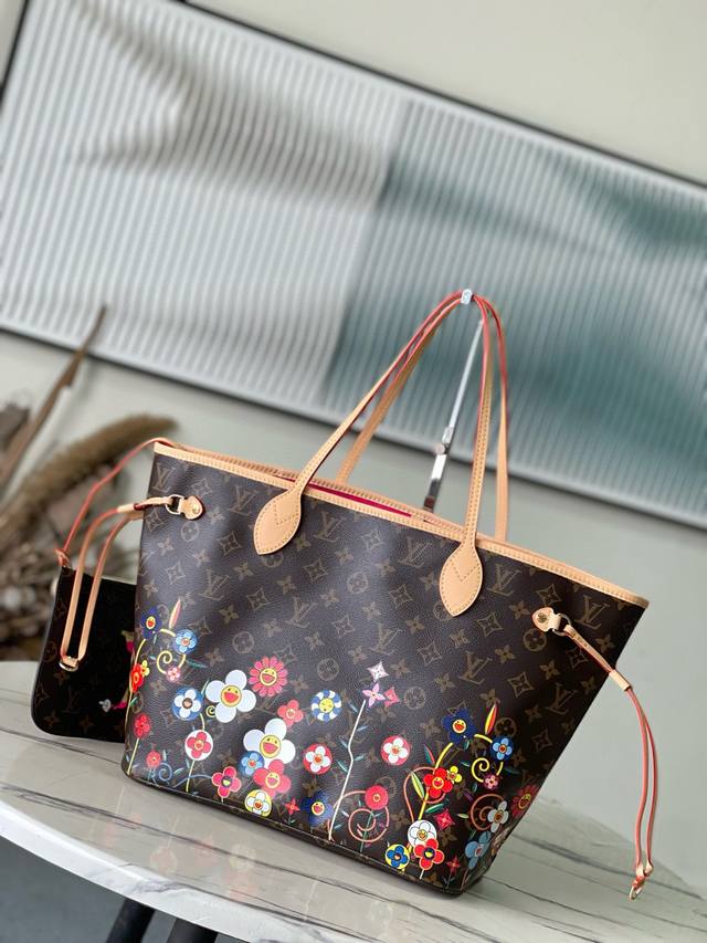 顶级原单 M13271 本款Neverfull中号手袋出自路易威登X村上隆再版系列 选用Monogram帆布塑造宽敞构型 再以灵动Monogram花卉图案演绎艺