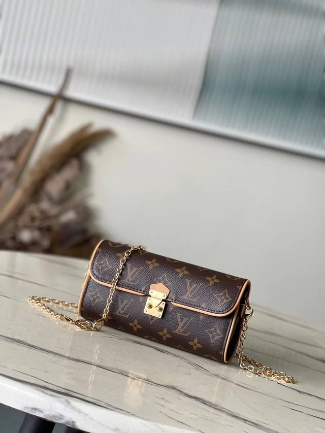 顶级原单 M13566 本款pochette Camille手袋取材Monogram帆布 致意路易威登2000春夏时装秀问世的原版设计 S-Lock锁扣 链条处