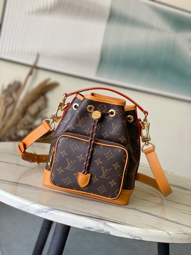 顶级原单 M14017 Noe Cargo水桶包以Monogram帆布构型 配以做旧感皮革饰边 传承了1932年为携带香槟酒瓶而设计的Noe水桶包 宽大前袋和精