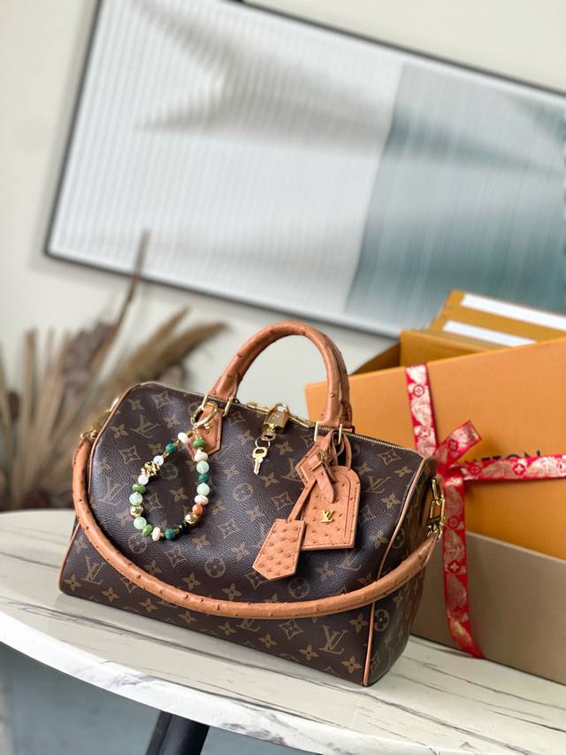 顶级原单 M87212 老花棕色 Speedy Soft 30 Dark 手袋以瞩目风姿成就旅途良伴 Monogram 涂层帆布包身融入皮革饰边和哥特风链条 充 顶级原单 M87212 老花棕色 Speedy Soft 30 Dark 手袋以瞩目风姿成就旅途良伴 Monogram 涂层帆布包身融入皮革饰边和哥特风链条 充