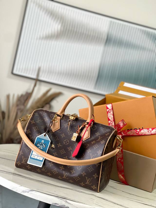 顶级原单 M11945 老花 Speedy Soft 30 Dark 手袋以瞩目风姿成就旅途良伴 Monogram 涂层帆布包身融入皮革饰边和哥特风链条 充裕构