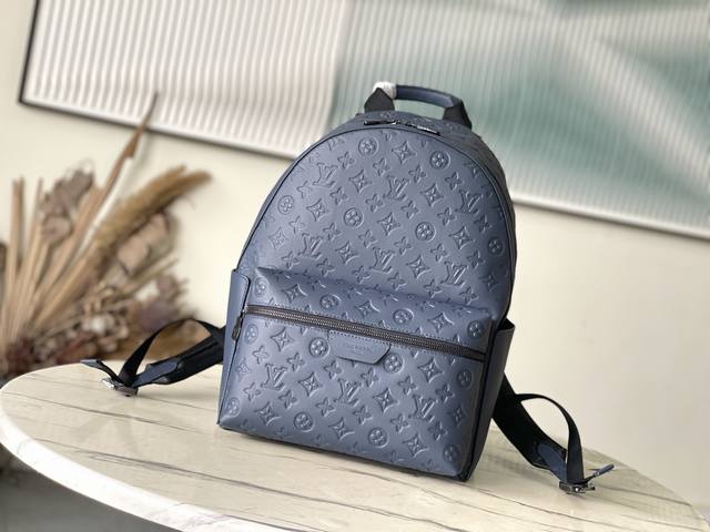 蓝色 头层皮顶级原单 M14884 全皮 本款 Discovery 双肩包以 Monogram 压纹牛皮革塑造柔软贴身构型 辅以金属件的沉稳气息 外袋便于取放随