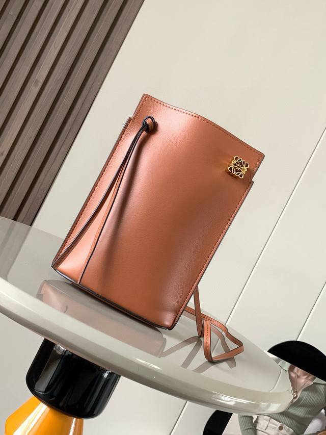 Dice pocket牛皮骰子手机包原厂进口纳帕小牛皮实用小包配有肩带和Anagram立体Logo可肩背或斜挎 带有两条皮革带子 可添加个性化骰子装饰串珠底座上