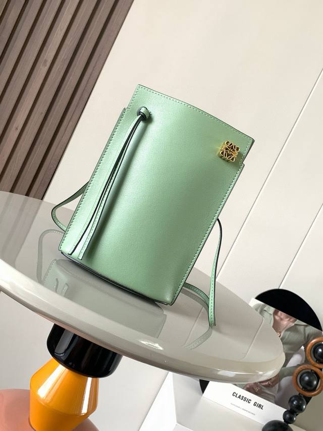 Dice pocket牛皮骰子手机包原厂进口纳帕小牛皮实用小包配有肩带和Anagram立体Logo可肩背或斜挎 带有两条皮革带子 可添加个性化骰子装饰串珠底座上