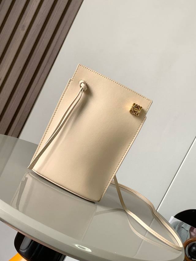 Dice pocket牛皮骰子手机包原厂进口纳帕小牛皮实用小包配有肩带和Anagram立体Logo可肩背或斜挎 带有两条皮革带子 可添加个性化骰子装饰串珠底座上