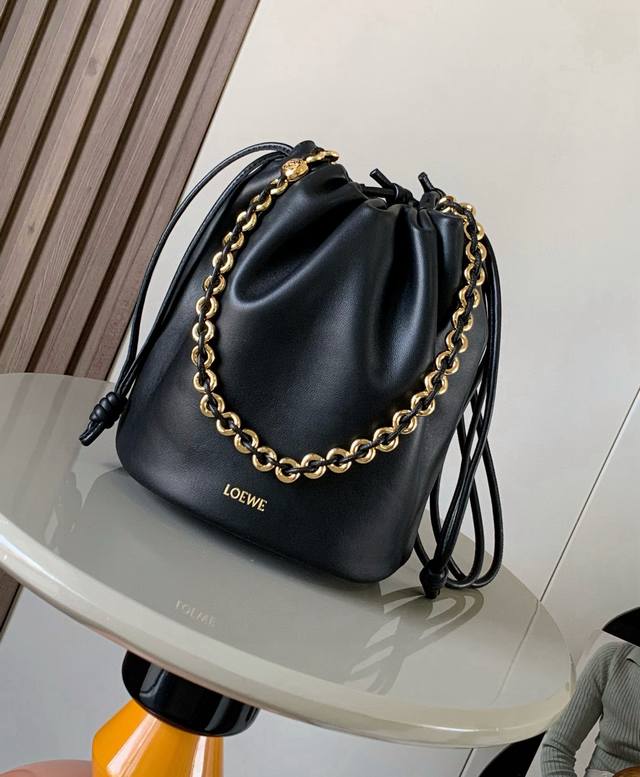 新款柔软纳帕羊皮革 Flamenco purse Bucket 水桶手袋新品Flamenco purse 手袋采用褶皱设计侧面搭配标志性绳结等关键细节Bucke