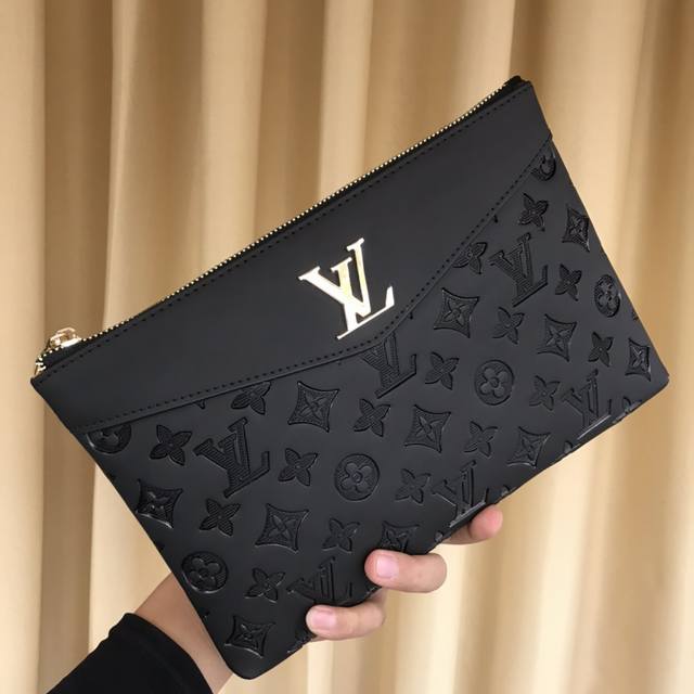 Lv盒子 爆 原厂开发一毫不差采用进口牛皮 五金配件不褪色 外部采用高电镀五金 轻便又时尚 男士们必备 尺寸 28-18-3 型号 33059-1 Lv盒子 爆 原厂开发一毫不差采用进口牛皮 五金配件不褪色 外部采用高电镀五金 轻便又时尚 男士们必备 尺寸 28-18-3 型号 33059-1