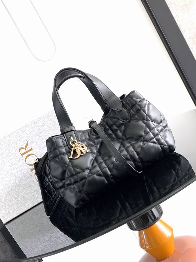小号 市场最高版本 这款 Dior Toujours 手袋于二零二三春夏系列发布秀精彩亮相 休闲实用的设计别具一格 采用黑色牛皮革精心制作 饰以超大藤格纹缉面线