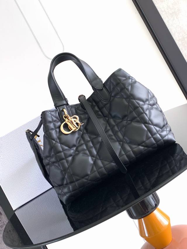 中号 市场最高版本 这款 Dior Toujours 手袋于迪奥二零二三春夏成衣系列发布秀上精彩亮相 休闲实用的设计别具一格 采用黑色牛皮革精心制作 饰以超大藤 中号 市场最高版本 这款 Dior Toujours 手袋于迪奥二零二三春夏成衣系列发布秀上精彩亮相 休闲实用的设计别具一格 采用黑色牛皮革精心制作 饰以超大藤