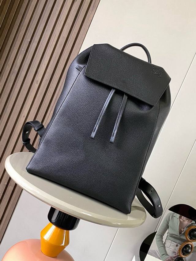 Loewe抽绳双肩包大号粒纹牛皮革书包新款背包 这是一款选用质感柔软粒面牛皮拼接经典牛皮的背包 配有抽绳开合和前翻盖*并配有按扣 内部插袋容量大 宽敞且用途广泛