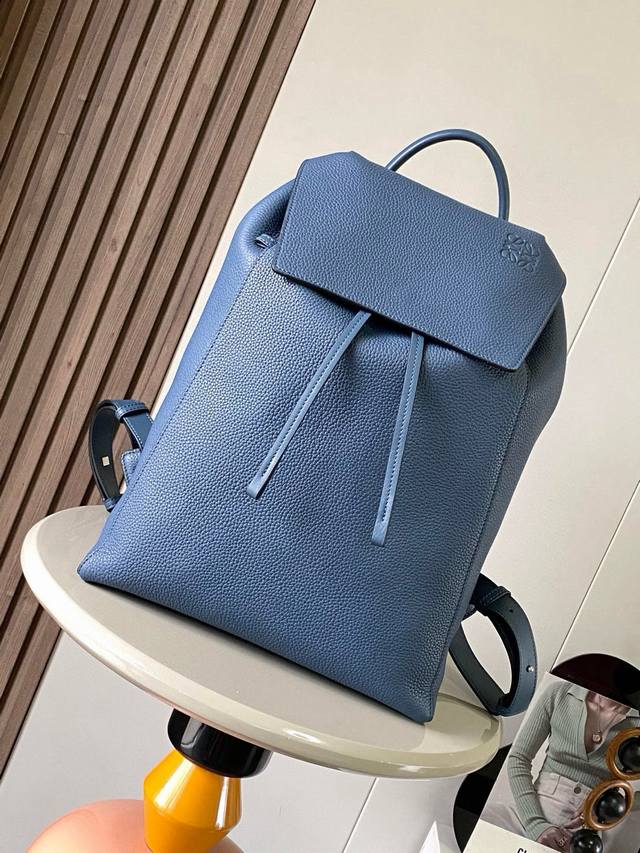 Loewe抽绳双肩包大号粒纹牛皮革书包新款背包 这是一款选用质感柔软粒面牛皮拼接经典牛皮的背包 配有抽绳开合和前翻盖*并配有按扣 内部插袋容量大 宽敞且用途广泛 Loewe抽绳双肩包大号粒纹牛皮革书包新款背包 这是一款选用质感柔软粒面牛皮拼接经典牛皮的背包 配有抽绳开合和前翻盖*并配有按扣 内部插袋容量大 宽敞且用途广泛