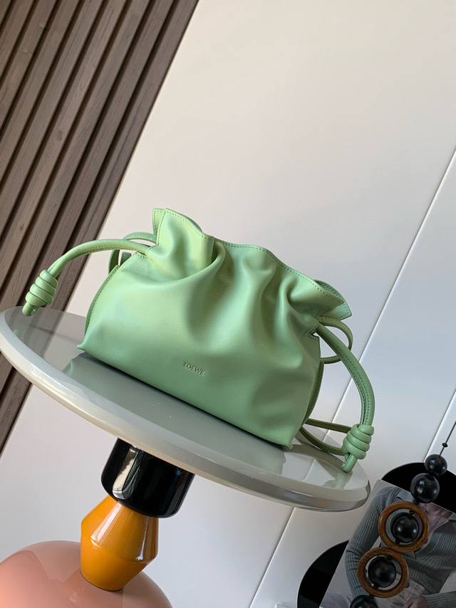 新版本福袋迷你23Cm新款纳帕牛皮革Flamenco手拿包福袋采用拉绳收紧 并打上标志性的盘绕结这个版本采用纳帕牛皮革制成不得不说 这个品牌将皮质的柔软和实用主 新版本福袋迷你23Cm新款纳帕牛皮革Flamenco手拿包福袋采用拉绳收紧 并打上标志性的盘绕结这个版本采用纳帕牛皮革制成不得不说 这个品牌将皮质的柔软和实用主