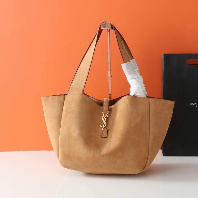 原单麂皮款_ bea_新款购物袋 Hobo包 很多女生一到秋冬天就想买只大包 Bea这款就非常合适 从内到外的皮质感都很好 包身内侧有两根皮质系带 系上后就变成