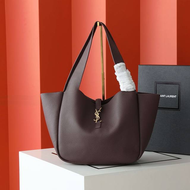 原单品质 头层牛皮 Bea_新款购物袋 Hobo包 很多女生一到秋冬天就想买只大包 Bea这款就非常合适 从内到外的皮质感都很好 包身内侧有两根皮质系带 系上后