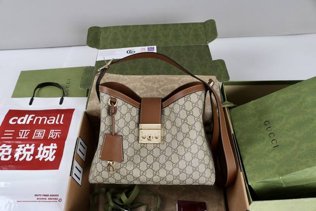 进口皮 简介 新款上新2025春夏系列精彩呈献手袋新作 padlock系列推出多款背携方式多样的时尚包款 为2025早秋系列增色添彩 这款肩背包设有一个带拉链袋 进口皮 简介 新款上新2025春夏系列精彩呈献手袋新作 padlock系列推出多款背携方式多样的时尚包款 为2025早秋系列增色添彩 这款肩背包设有一个带拉链袋