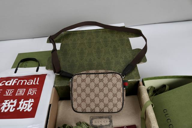 跑量价 简介 Gg帆布致敬品牌立等可辨的Gg字母交织图案 该图案源自品牌创始人Guccio Gucci先生的姓名首字母缩写 这款日常托特包缀饰红绿织带细节 配以