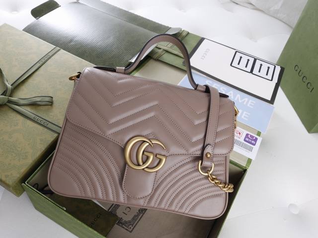 原厂皮 简介 此款链带肩背包精心打造 配以嵌花织带条纹细节 彰显复古风格设计 延伸横跨手袋正面的龙形图案由意大利工匠精心刺绣制作 向世界诠释着如今栖息在G家世界