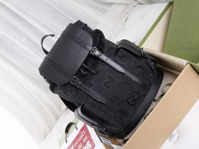 跑量价 春夏系列以超级双G匠心呈现全黑设计经典小皮件 作为对G先生姓名首字母的焕新演绎 Gg标识以超大造型亮眼呈现于这款迷你手袋之上 营造别具一格的品牌魅力 型