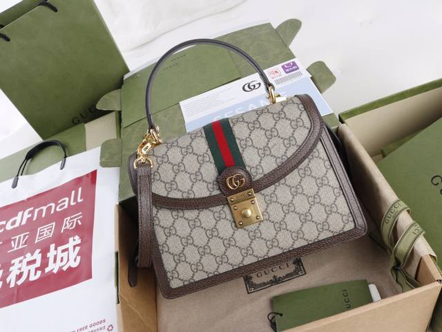 跑量价 简介 Ophidia系列不断发展壮大 在每一季都会带来令人惊艳的新品 这款手提包是Epilogue系列中的一款 配有可拆卸肩带 方形复古造型融合品牌经典