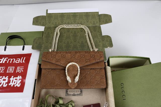 跑量价 简介 Dionysus系列迷手提包 这款手袋采用棕色Gg绒面材质匠造而成 虎头锁扣搭配翻盖设计 可拆卸皮革肩已发送挎背携 型号818145 材质采用专柜