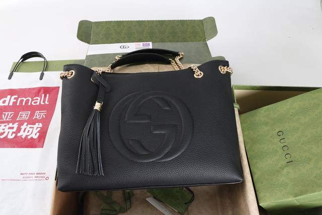 跑量价 简介品牌经典标志双G互扣浮雕 配有双链条 饰以皮革流苏小细节 可随意更换风格 精致版型 型号308982 材质采用专柜专用天然颗粒质感自然摔牛皮 对版铜