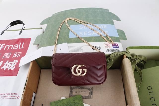 羊皮内里 简介 最热销品推出Gg Marmonf 链条肩背包采用颇具结构感的柔软造型和超大号翻盖封口 与波浪纹绗缝手袋系列 背面配以心形图案 以及双G互扣金属配