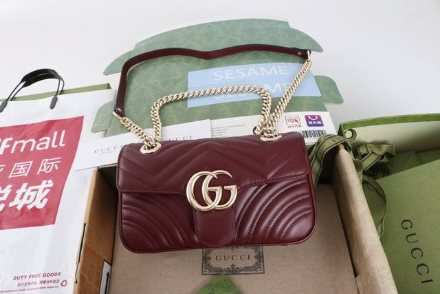 羊皮内里 简介 最热销品推出Gg Marmonf 链条肩背包采用颇具结构感的柔软造型和超大号翻盖封口 与波浪纹绗缝手袋系列 背面配以心形图案 以及双G互扣金属配