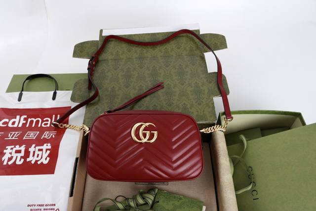 羊皮里 简介Gg Marmonf绗缝迷你手袋系列 采用颇具结构感的柔软造型和拉链封口 配以双G金属配件 可滑动链条肩带有多种背法 可在肩带和手提之间自由切换 采