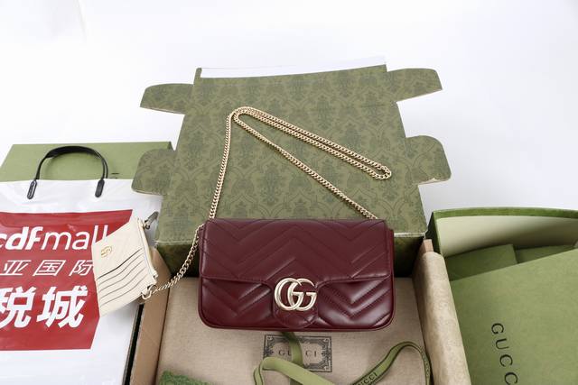 跑量价 简介Gg Marmont链条迷你手袋 配有卡包 可以用于将此袋绑缚在另外更大的手袋上 采用颇具结构化的柔软造型 翻盖扣配以Gg金属配件 金属配件从70年