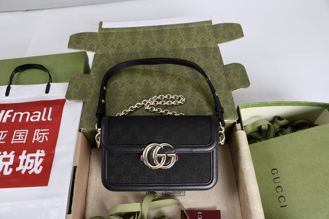 跑量价 简介 G家Go系列专为运动而生 这款肩背包以精致而轻盈的Gg Monogram帆布匠心打造 配以雅致的链带 为2025春夏系列再添亮眼力作 其包内格局也