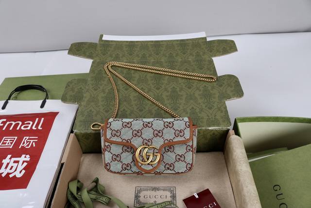 跑量价 简介 这款单品出自Lido系列 设计灵感源自意大利海岸的夏日风情和海滩俱乐部 全新系列小皮件灵动玩转活力配色 匠心呈献亮眼新作 这款肩背包选用经典廓形