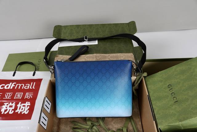 跑量价 简介 新款上新2025春夏系列精彩呈献手袋新作 别开生面的蓝色调渐变效果印花为这款基础功能单品倍添时感 这款手拿包选用Gg Monogram涂层织物制作