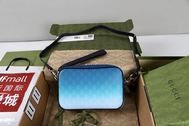 跑量价 简介 新款上新2025春夏系列精彩呈献手袋新作 别开生面的蓝色调渐变效果印花为这款基础功能单品倍添时尚美感 这款波士顿包选用Gg Monogram涂层织