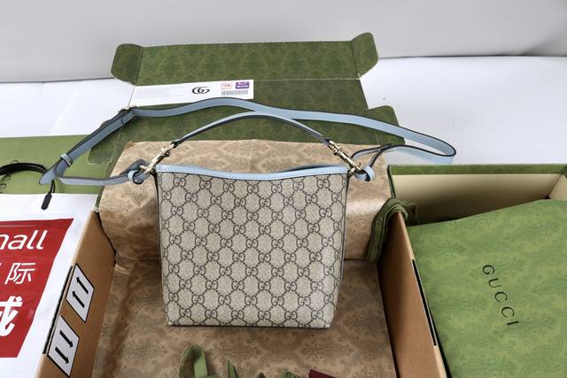 跑量价 简介 这款购物袋Gg图案和条纹织带这两种品牌颇有辨识性的元素融合成经典搭配 Ophidia世界的演化之路从未止息 加入别出心裁的款式造型 不断推陈出新