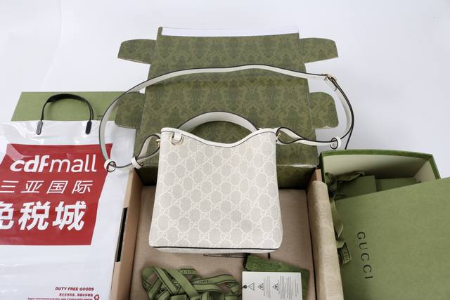 跑量价 简介 这款购物袋Gg图案和条纹织带这两种品牌颇有辨识性的元素融合成经典搭配 Ophidia世界的演化之路从未止息 加入别出心裁的款式造型 不断推陈出新