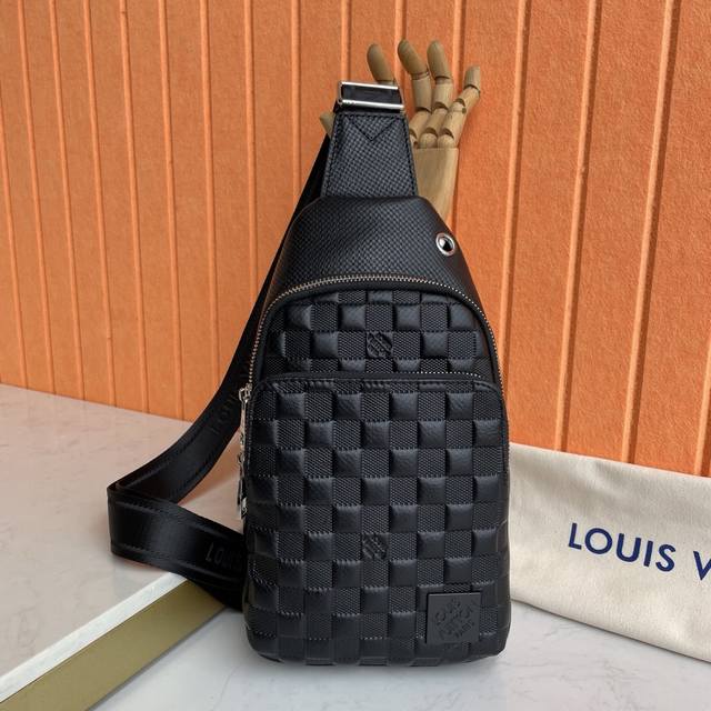 原单货 2025最新款式 Lv 男士胸包火爆出货 实物拍照无添加任何效果 原版进口头层牛皮皮质手感柔软舒适贴心设计耳机线钻孔 采用专用五金.原版里布资深裁缝独特