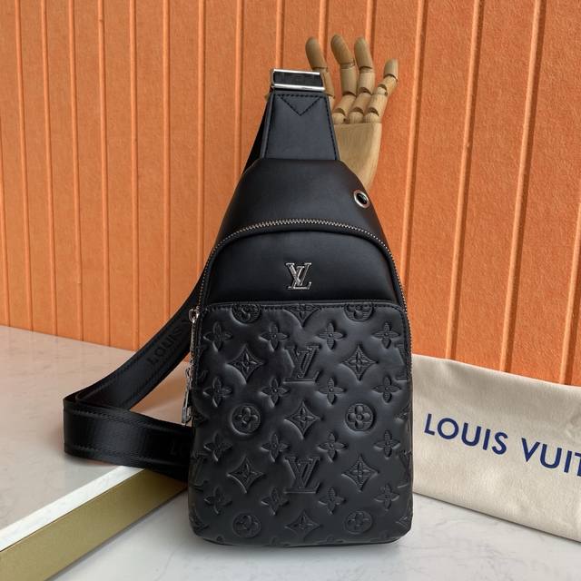 原单货 2025最新款式 Lv 男士胸包火爆出货 实物拍照无添加任何效果 原版进口头层牛皮皮质手感柔软舒适贴心设计耳机线钻孔 采用专用五金.原版里布资深裁缝独特