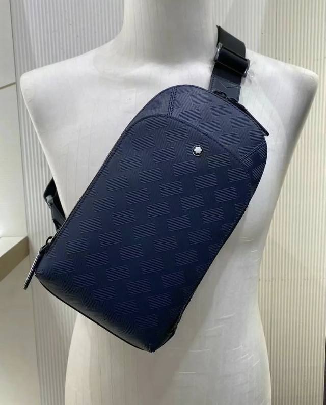 原单高品质 万宝龙男仕休闲胸包爆款 专柜同步 原版进囗头层牛皮 高端G麦 意大利原版牛皮搭配.欢迎对比高雅的造型 秉承严谨考究的工艺 精美耐用 男人用的包 品质