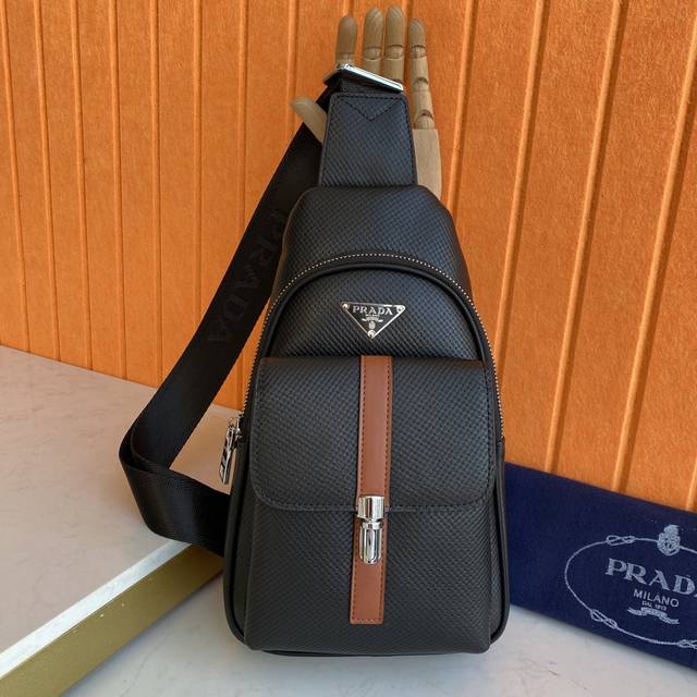 prada最新款男士胸包-高品质 霸气十足的男士胸包款 男神必备实用性非常全面 空间大 顶级原版牛皮顶级做工 手工一流 零瑕疵 识货首选 市场最顶级最好的货专注