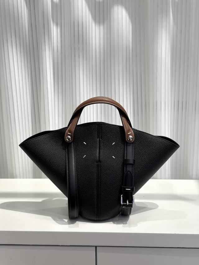 马吉拉2025Ss Dress Age小号 精致又小巧 时尚感拉满 互相吸附的四个扣子 任意造型都有够可爱的 重点是容量丰富 太适合懒人出门了 溢出屏幕的高级感