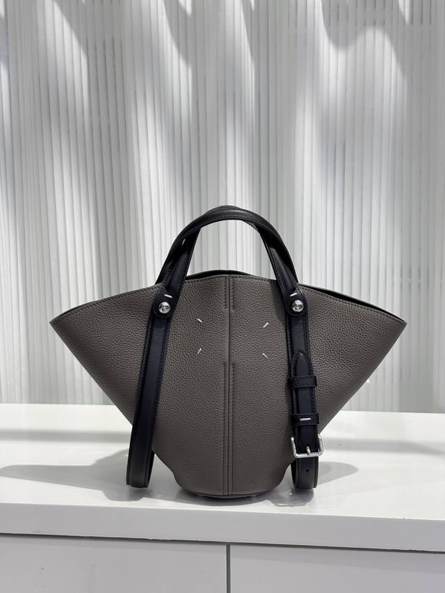 马吉拉2025Ss Dress Age小号 精致又小巧 时尚感拉满 互相吸附的四个扣子 任意造型都有够可爱的 重点是容量丰富 太适合懒人出门了 溢出屏幕的高级感