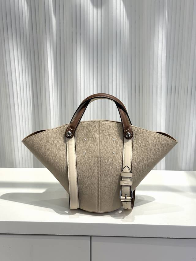 马吉拉2025Ss Dress Age小号 精致又小巧 时尚感拉满 互相吸附的四个扣子 任意造型都有够可爱的 重点是容量丰富 太适合懒人出门了 溢出屏幕的高级感