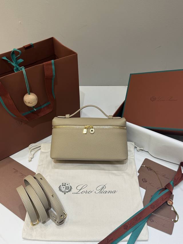 L19奶茶金扣 新版 Extra pocket L19系列手提 斜挎包 不被定义的生活才最自在 就像Loro pian 的材质设计 不需要繁复设计的款式 简洁柔 L19奶茶金扣 新版 Extra pocket L19系列手提 斜挎包 不被定义的生活才最自在 就像Loro pian 的材质设计 不需要繁复设计的款式 简洁柔