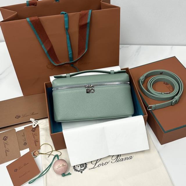 L19三齿蒿绿 新版 Extra pocket L19系列手提 斜挎包 不被定义的生活才最自在 就像Loro pian 的材质设计 不需要繁复设计的款式 简洁柔