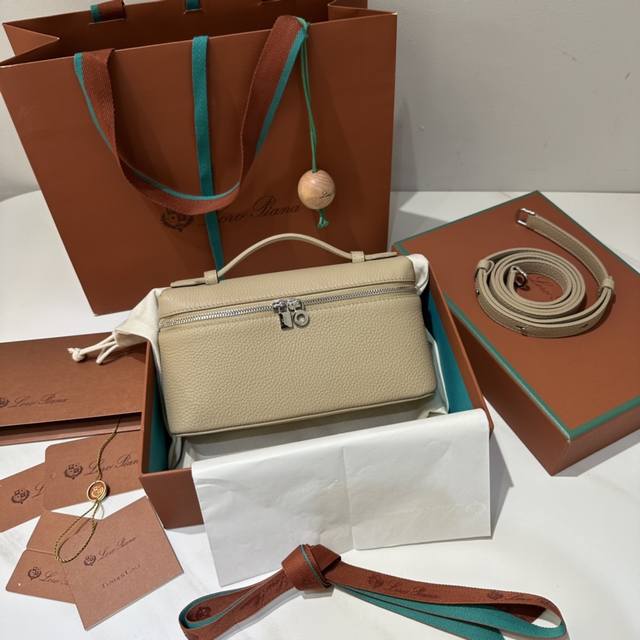 L19奶茶色 新版 Extra pocket L19系列手提 斜挎包 不被定义的生活才最自在 就像Loro pian 的材质设计 不需要繁复设计的款式 简洁柔和