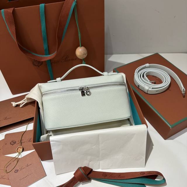 L19浅浅蓝 新版 Extra pocket L19系列手提 斜挎包 不被定义的生活才最自在 就像Loro pian 的材质设计 不需要繁复设计的款式 简洁柔和