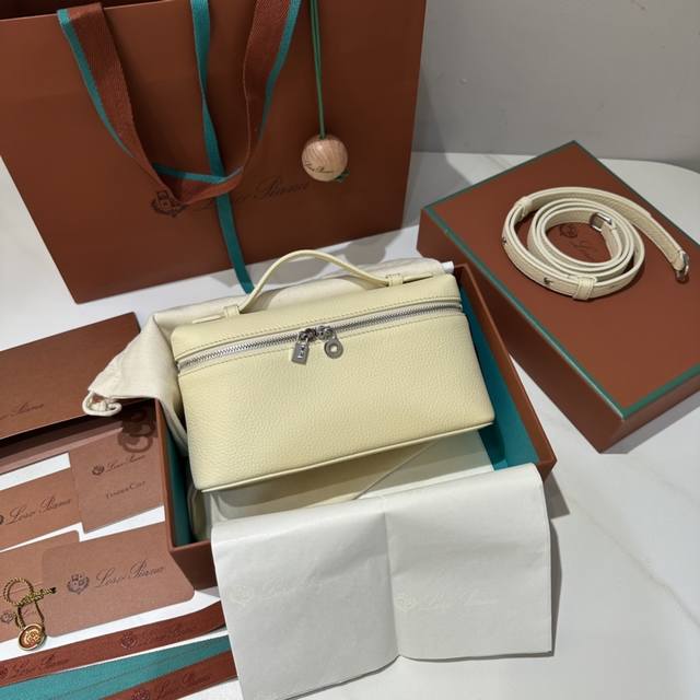 L19雪梨黄 新版 Extra pocket L19系列手提 斜挎包 不被定义的生活才最自在 就像Loro pian 的材质设计 不需要繁复设计的款式 简洁柔和