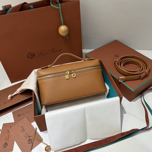 L19金棕金扣 新版 Extra pocket L19系列手提 斜挎包 不被定义的生活才最自在 就像Loro pian 的材质设计 不需要繁复设计的款式 简洁柔 L19金棕金扣 新版 Extra pocket L19系列手提 斜挎包 不被定义的生活才最自在 就像Loro pian 的材质设计 不需要繁复设计的款式 简洁柔